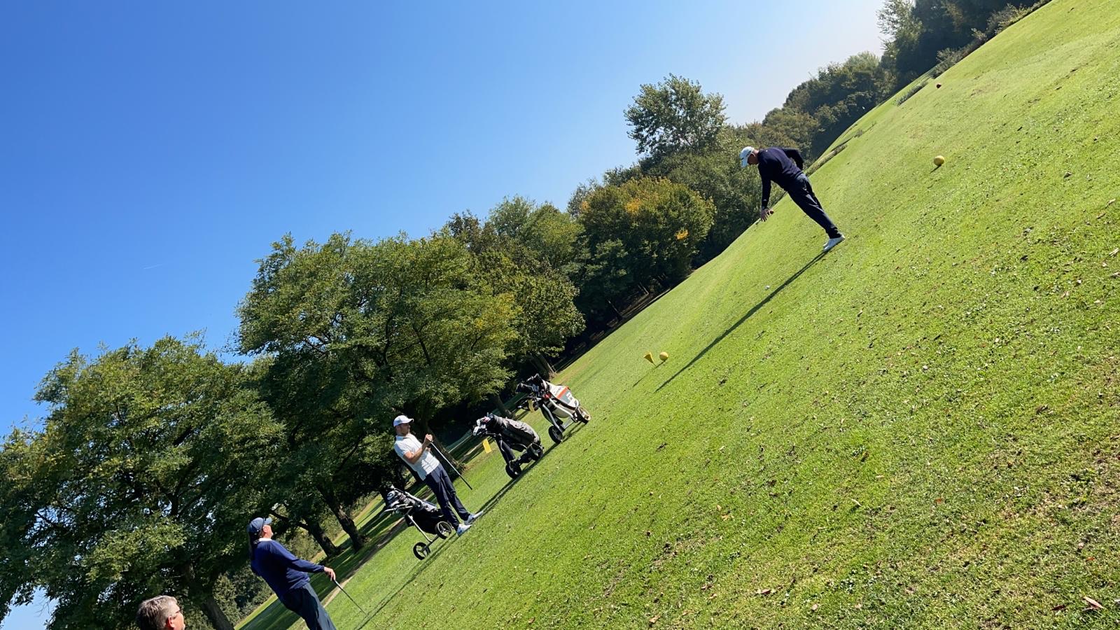 Golfer auf der Spielbahn an einem sonnigen Tag